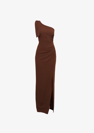 Robe marron asymétrique avec des détails froncés, une fente sur le côté, et une silhouette ajustée en tissu lisse et extensible.