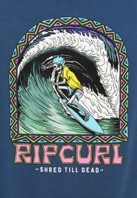 Γραφικό μπλουζάκι με στάμπα ενός σκελετού που κάνει σέρφινγκ σε κύμα, ζωντανά χρώματα, μπλε φόντο και έντονο κείμενο "RIPCURL - SHRED TILL DEAD."