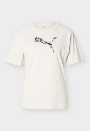 Tricou alb cu mâneci scurte, cu un logo Puma gri și negru cu pete, plasat în centru pe piept.