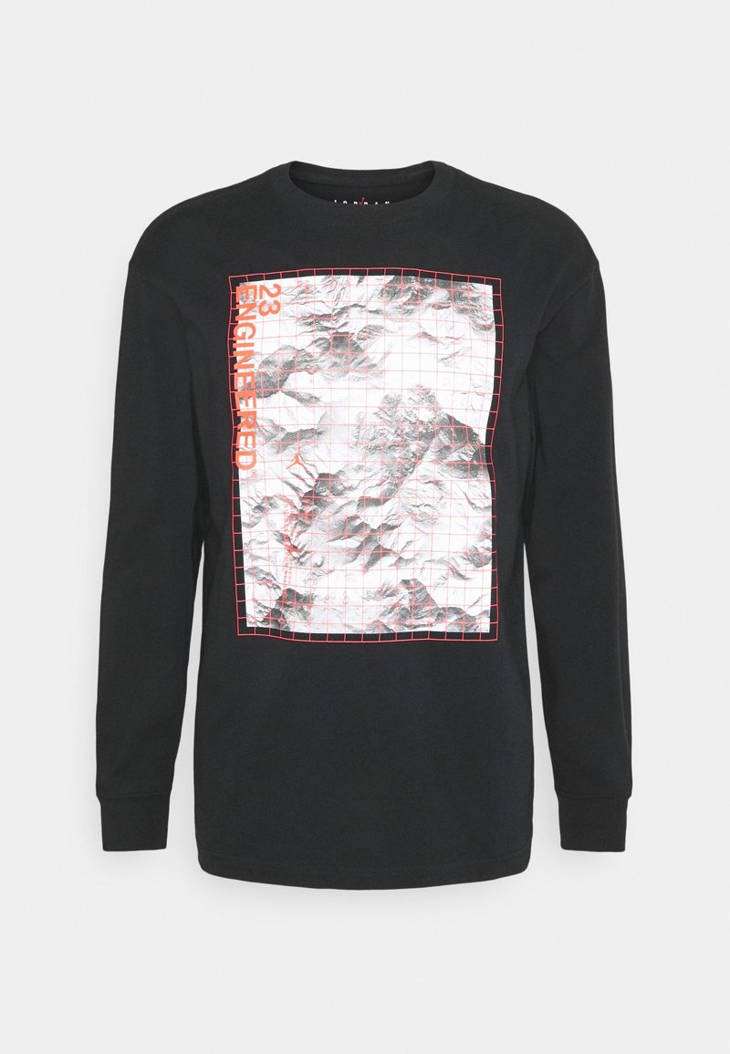Schwarzes Langarm-T-Shirt mit einem metallisch silbernen Grafikdesign im Rastermuster und rotem Text "23 ENGINEERED."