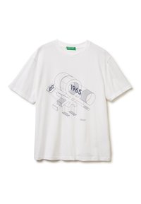 Bílý bavlněný tričko s grafickým designem, na kterém je modrý nápis "EST. 1965" a geometrické tvary. Krátké rukávy, kulatý výstřih.