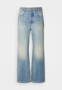 Jean en denim bleu clair à jambes larges avec un effet délavé, présentant une fermeture à bouton, des passants de ceinture et un design à cinq poches.