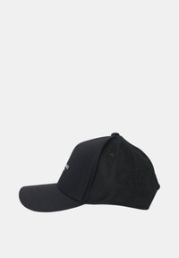 Cappello nero con visiera curva, realizzato in tessuto, con dettagli cuciti e un branding discreto sul davanti. Il design è semplice.