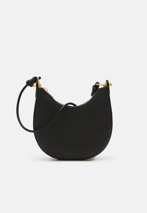 Zwarte leren pouch tas met een gebogen vorm, gouden hardware en een afneembare zwarte strap met textuuraccenten. Met rits te sluiten.