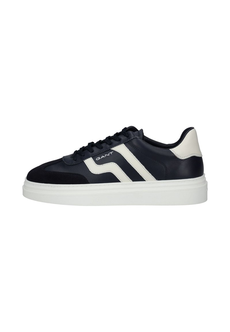 Granatowe skórzane sneakersy z białymi akcentami, z grubą białą podeszwą, teksturowanymi bokami i czarnymi sznurówkami. Minimalistyczny design z logo.