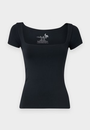 Svart tettsittende t-skjorte med kort erme og firkantet hals. Laget av glatt, elastisk stoff. Har trykt merkelapp inni halslinningen.