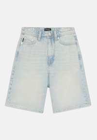 Svetlo modri denim kratke hlače z ohlapnim krojem, petimi žepi, strganim robom in šivanimi detajli. Imajo sprednji gumb in zadrgo.