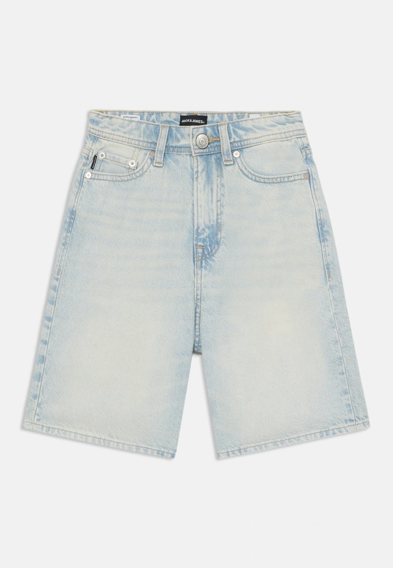 Shorts in denim azzurro chiaro con vestibilità ampia, cinque tasche, orlo sfrangiato e dettagli cuciti. Presentano una chiusura anteriore con bottone e zip.