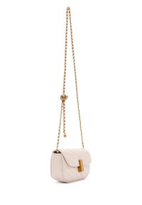 Kleine crèmekleurige handtas met quilted textuur, gouden hardware en een korte kettingreep met ronde accenten en een sluiting met voorflap.