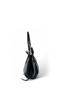 Schwarze Ledertasche mit strukturierter Form, doppelten Trägern und mattem Finish, ausgestattet mit einem zugeknöpften Boden und schlanker Seitenansicht.