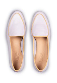 Scarpe slip-on in pelle rosa chiaro con punta arrotondata, cuciture gialle e superficie liscia. L'interno presenta un morbido rivestimento beige.
