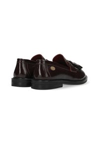 Mocasines de charol burdeos con suela de goma negra, que presentan un lazo decorativo en la parte frontal y un pequeño logo dorado en el lateral.