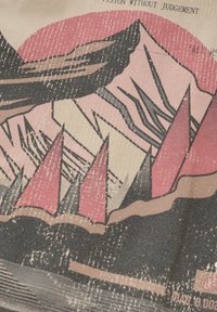 Grafische illustratie van bergen met roze en zwarte geometrische vormen, een gematigd linnen achtergrond, met een retro ontwerp en gedempte kleuren.