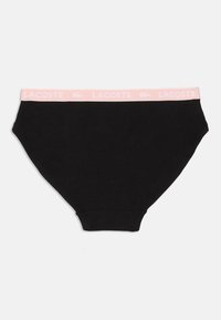 Melna kokvilnas apakšveļa ar rozā elastīgu jostu, uz kuras baltā krāsā ir izšūts "Lacoste" logo. Gluda tekstūra, pilnīga seguma dizains.