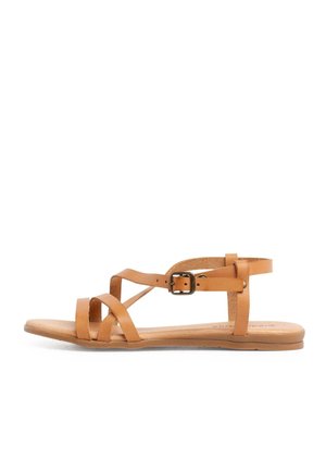 Brun flad sandal med flere læderremme og en lille metal spænde på ankelremmen mod en hvid baggrund.