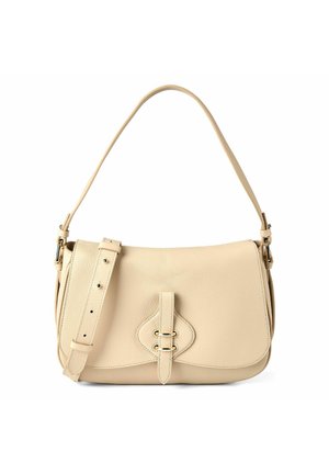 Bolso de hombro de cuero beige con correa ajustable, detalle de hebilla frontal y cierre con solapa curva sobre un fondo blanco.