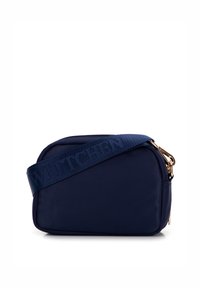 Námořnická taška přes rameno se strukturovaným tvarem, zlatými kovovými doplňky a texturovaným popruhem s vyraženým logem. Zapínání na zip nahoře.