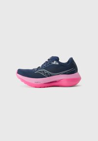 Saucony ENDORPHIN TRAINER Silni n B eck Boty Navy fucshia tmav saucony-endorphin-trainer-silni-n-b-eck-boty-navy-fucshia-tmav