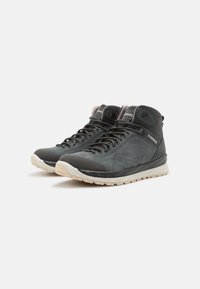 Zwarte hoge wandelschoenen hebben een gestructureerde bovenkant, een versterkte neus en een contrasterende witte buitenzool voor grip. Inclusief een gevoerde kraag.