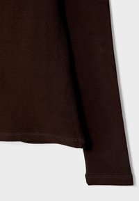 Braunes langärmeliges Shirt aus weichem Baumwollstoff, mit geradem Saum, schlanker Passform und verstärkten Nähten an den Ärmeln und am Saum.