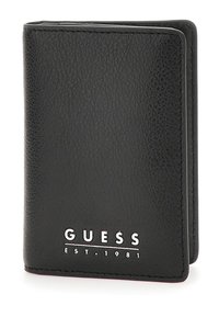 Portafoglio in pelle nera con superficie testurizzata, bordi cuciti e logo in rilievo con "GUESS EST. 1981" sul davanti.