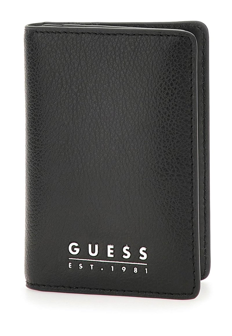 Portafoglio in pelle nera con superficie testurizzata, bordi cuciti e logo in rilievo con "GUESS EST. 1981" sul davanti.