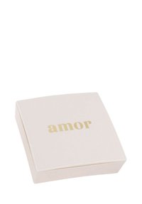 Fyrkantig, mjuk rosa låda med en slät yta. Har ordet "amor" i guldtext på toppen. Enkel och elegant design.