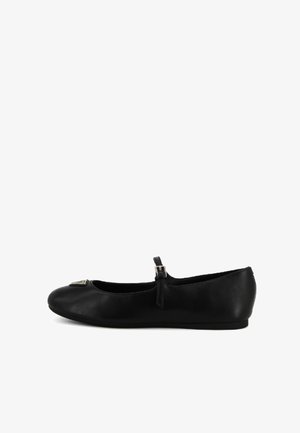 Scarpa flat Mary Jane in pelle nera con una piccola fibbia in argento e decorazione metallica quadrata sulla punta, mostrata di profilo.
