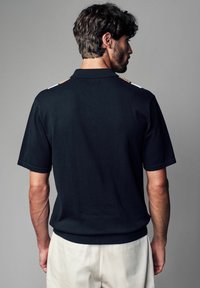 Next REGULAR FIT VERTICAL STRIPE ZIP  - Pólóing - black tan brown