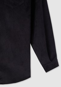 Camicia in velluto a coste blu navy scuro con colletto appuntito, maniche lunghe e un unico spalla posteriore. Tessuto di trama con righe verticali.