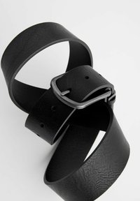 Ceinture en cuir noir avec une surface texturée, présentant une boucle en métal. Dotée de plusieurs trous d'ajustement et d'un design lisse et arrondi.