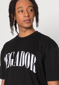 Pegador CALI OVERSIZED TEE UNISEX - T-shirt estampada - black sunrise
