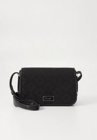 Crna torba preko tijela izrađena od teksturiranog tkanja s cvjetnim uzorkom, s odvojivim remenom i srebrnom pločicom s logotipom sprijeda.