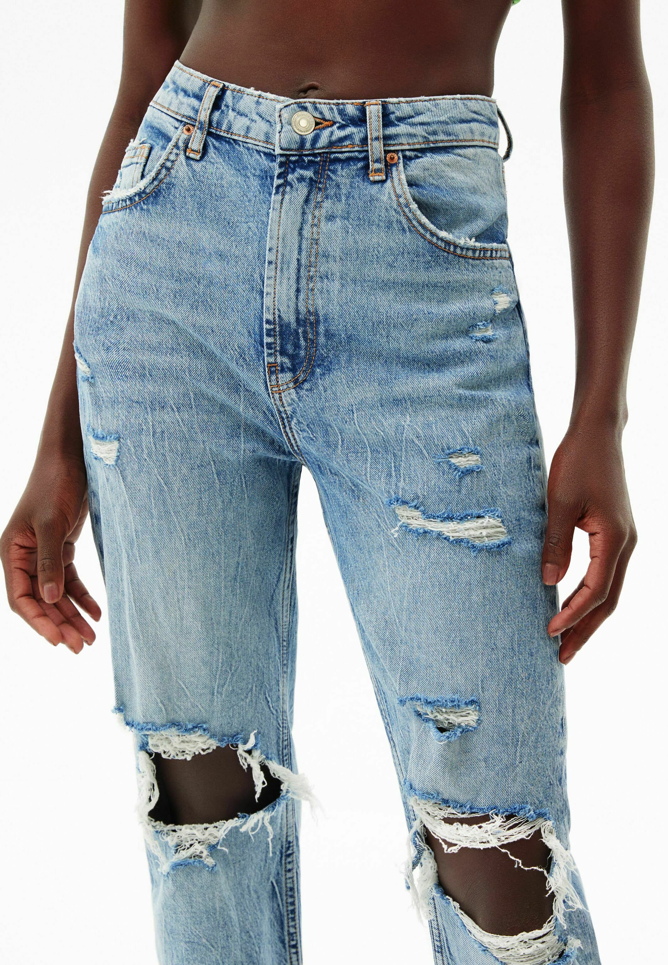 Bershka RIPPED COMFORT MOM - Jeans Slim Fit - light blue denim/light-blue  denim - Zalando.de