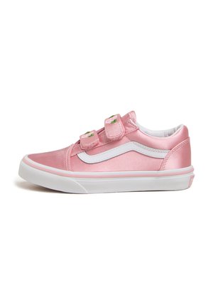 Różowy niskoprofilowy sneaker z białym paskiem po boku, dwoma paskami na rzepy z zielonym haftem i białą gumową podeszwą.