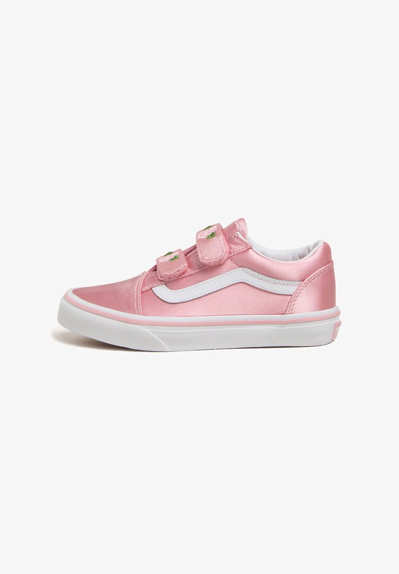 Baskets basses roses avec une bande latérale blanche, deux straps à velcro avec broderie verte, et une semelle en caoutchouc blanche.