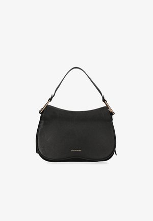 Borsa a tracolla in pelle nera con forma curva, caratterizzata da una superficie texture e una maniglia corta. Accento in metallo dorato vicino alla parte superiore.