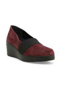 Scarpa con tacco a cuneo in suede bordeaux con cinturino elastico nero sulla parte superiore, suola nera e punta tonda chiusa, inclinata a sinistra.