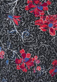 Musta kangas, jossa on kukkakuvio kirkkaanpunaisista ja sinisistä kukista, valkoisilla yksityiskohdilla ja monimutkaisilla lehtimuodoilla koko kankaan alueella.