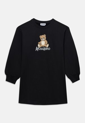 Robe noire à manches longues avec un motif d'ours en peluche et le texte "MOSCHINO" imprimé sur la poitrine, poignets côtelés et col rond.