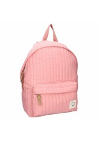 Quiltad rosa ryggsäck med rundad topp, framficka med blixtlås och vadderade axelremmar. Materialet verkar mjukt med en strukturerad yta.
