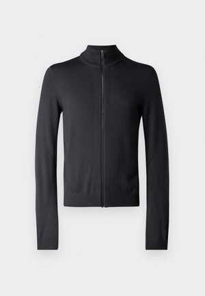 Crna zip-up kardigan jakna, izrađena od mekog materijala. Ima visoki ovratnik, duge rukave i prilagođeni siluetu. Glatka tekstura, minimalistički dizajn.