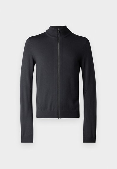 Schwarze Rei�ßverschlussstrickjacke aus weichem Stoff. Verfügt über einen hohen Kragen, lange Ärmel und eine figurbetonte Silhouette. Glatte Textur, minimalistisches Design.