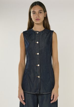 Donkerblauwe spijkervest zonder mouwen, met een ronde halslijn, vijf zilveren knopen en contrasterende oranje stiksel details.