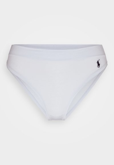 Chilot bikini din bumbac alb cu o textură netedă, cu deschideri pentru picioare înalte și un mic logo polo negru pe partea dreaptă.