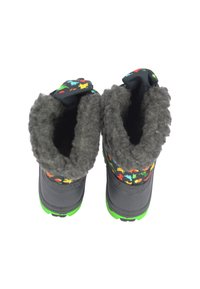 Wasserabweisende schwarze Winterstiefel mit einem Kunstpelzfutter, buntem Dinosauriermuster am Kragen und grünen Gummisohlen.