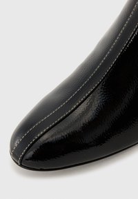 KARL LAGERFELD BONNIE - Botas clássicas de cano curto - black