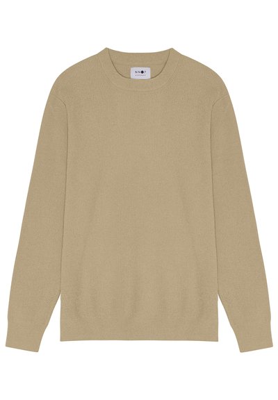 Beige gebreide trui met een ribbeltextuur, ronde hals en lange mouwen. Het ontwerp is eenvoudig zonder extra patronen of hardware.