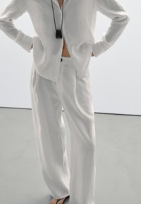 Massimo Dutti OPEN COLLAR LONG SLEEVE - Skjortebluser - white