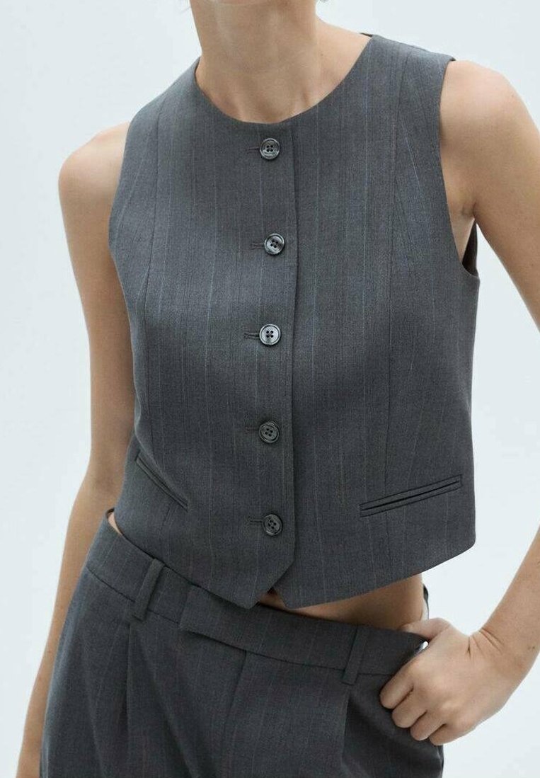 Grijze gepeilde cropped vest met een ronde halslijn, vijf knopen aan de voorkant en zijzakken. Slimme pasvorm en strakke textuur.